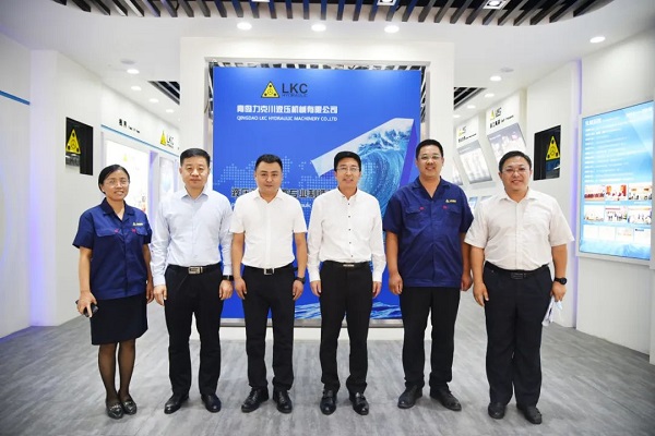 为高质量发展赋能！青岛高新区李天传主任至力克川液压调研.jpg